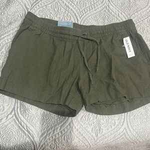 Old Navy size medium mid rise elastic waist tie olive green shorts NWT